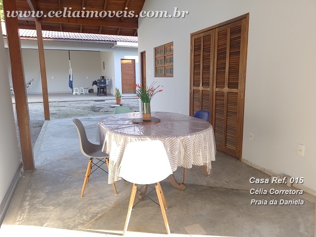 Varanda lateral e garagem nos fundos