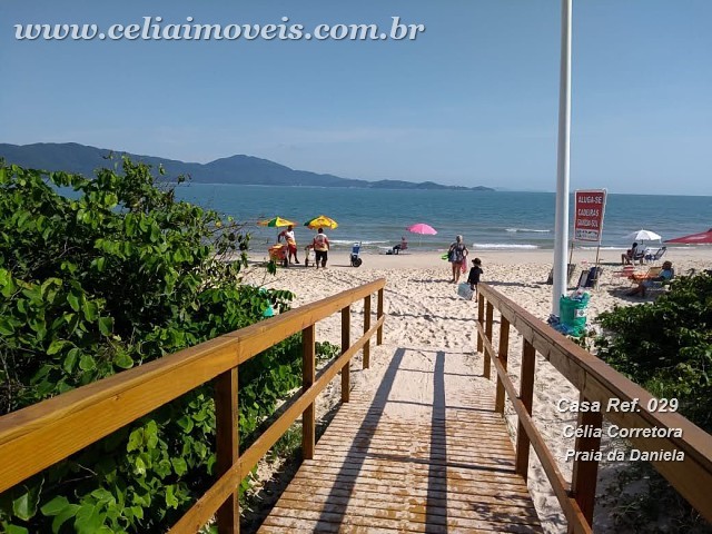 Acesso à praia frente à Rua das Hortênsias