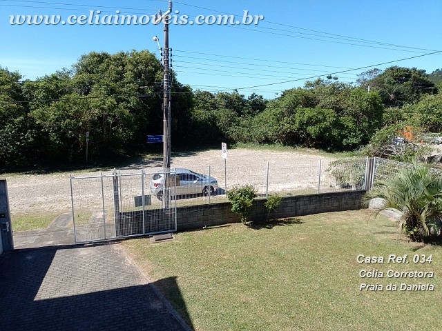 Vista área verde a beira mar