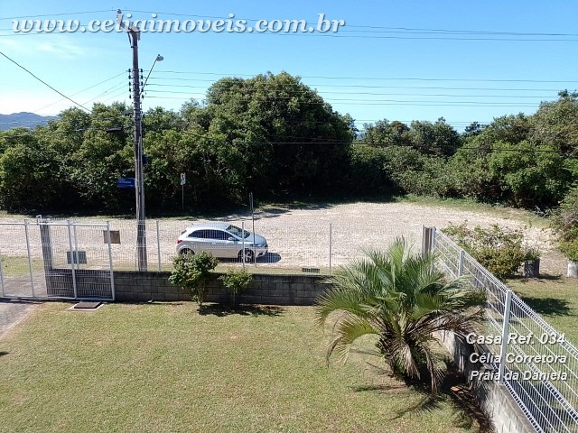 Vista área verde a beira mar