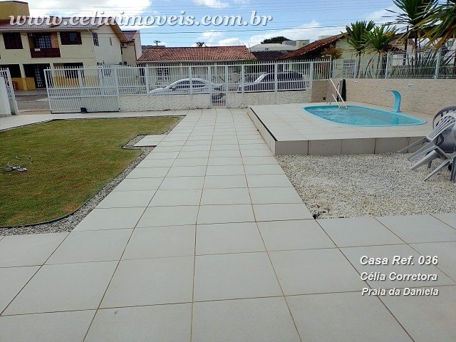 Pátio frontal e piscina